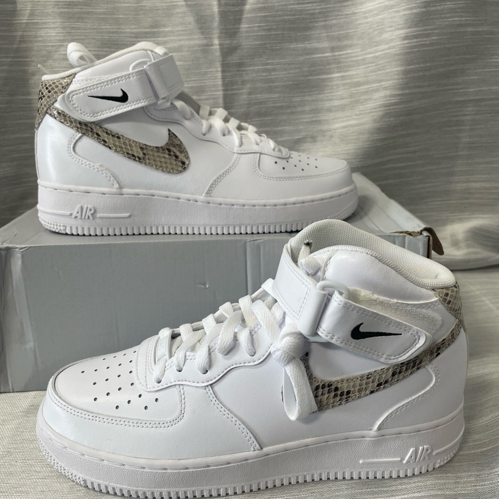 Nike White and Snake Pattern Air Force 1 swoosh retro Sneakers woman’s - Picture 3 of 7